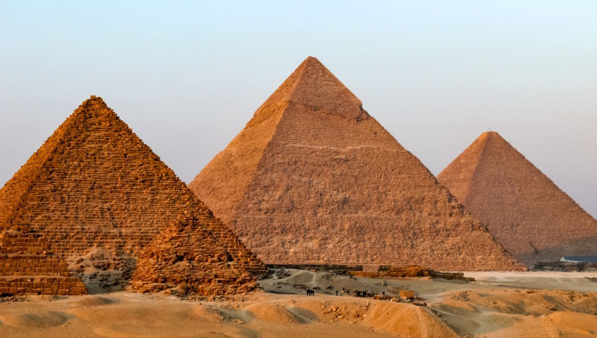 La primera pirámide se construyó alrededor del del año 2630 a.C. La primera pirámide se construyó alrededor del del año 2630 a.C.