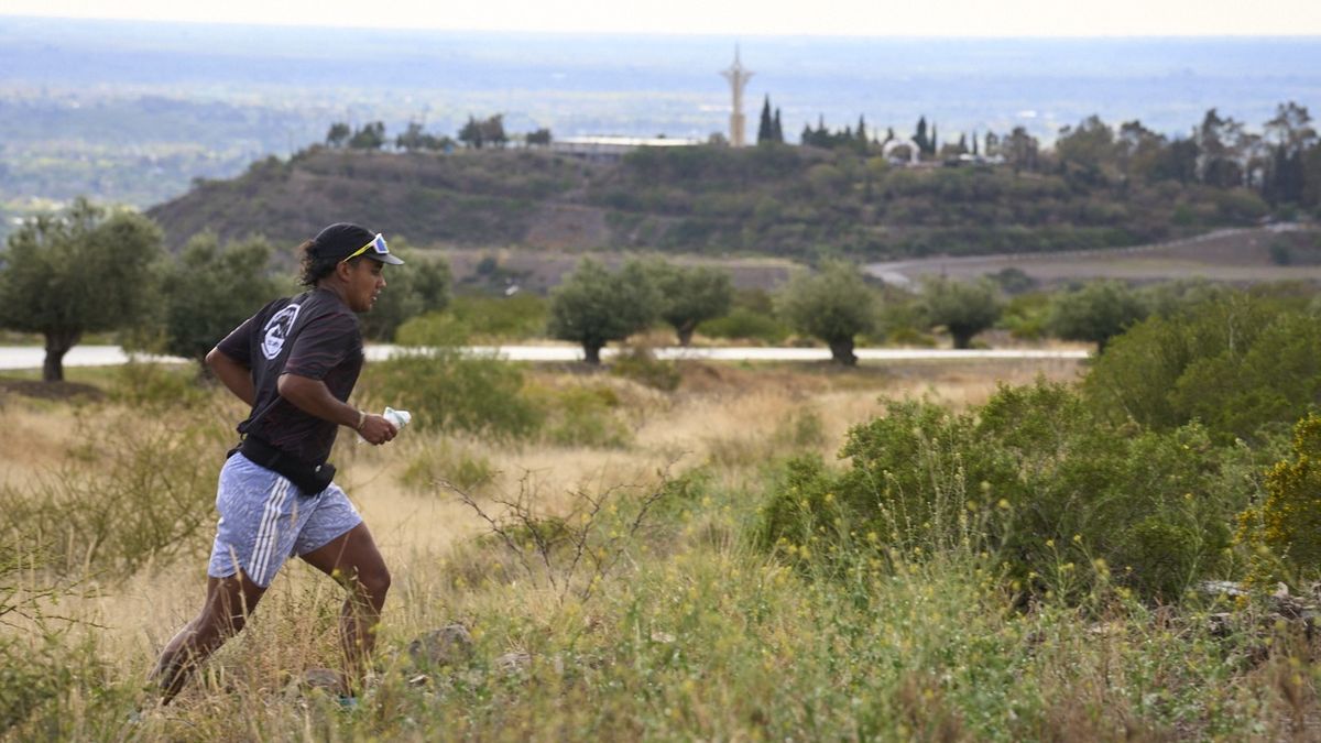 Los corredores atravesaron los senderos de Dalvian, con el Cristo de los Cerros de fondo. Los corredores atravesaron los senderos de Dalvian, con el Cristo de los Cerros de fondo.