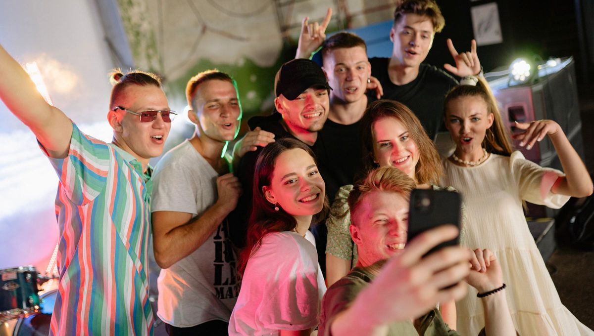 La socialización forma un pilar fundamental en nuestro desarrollo personal, pero un exceso de ella puede implicar consecuencias negativas tanto a nivel psicológico como físico. La socialización forma un pilar fundamental en nuestro desarrollo personal, pero un exceso de ella puede implicar consecuencias negativas tanto a nivel psicológico como físico.