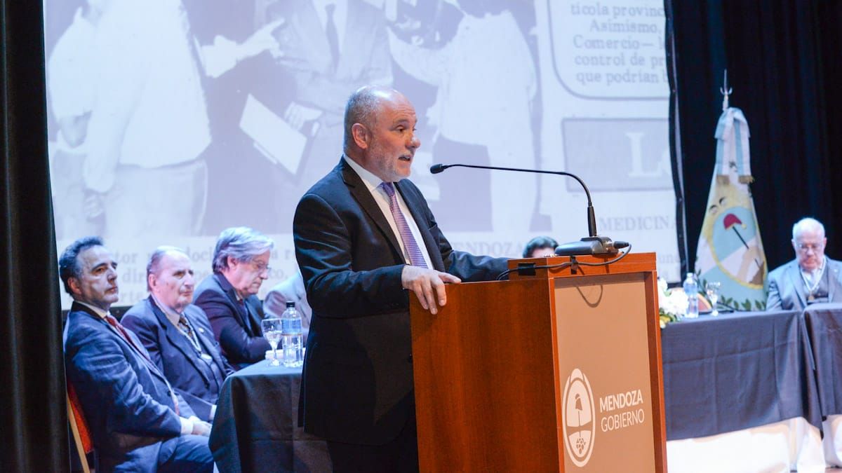 Jaime Correas y los demás miembros de la Academia Argentina de Letras en la sesión en Mendoza.