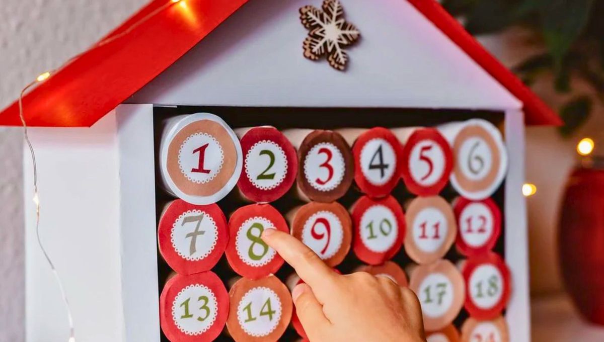 Un calendario de Adviento es un símbolo de la temporada de Adviento, celebrada en diciembre, cerca de la Navidad. Un calendario de Adviento es un símbolo de la temporada de Adviento, celebrada en diciembre, cerca de la Navidad.