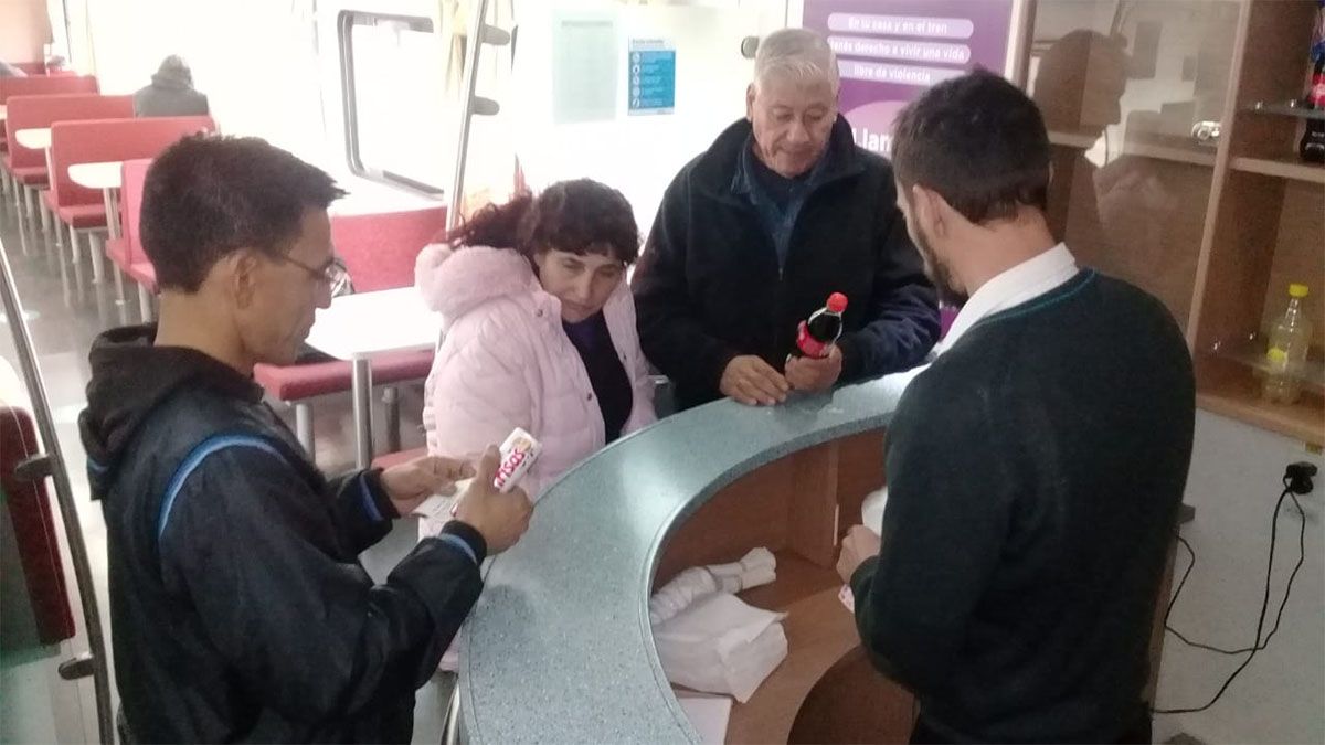 La comodidad y servicios de los trenes modernos sorprendió a los viajeros. La comodidad y servicios de los trenes modernos sorprendió a los viajeros.