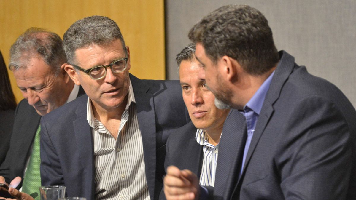 Gerardo Vaquer y Martín Kerchner conversan durante la audiencia pública para tratar los pliegos de Orts y Teves. Gerardo Vaquer y Martín Kerchner conversan durante la audiencia pública para tratar los pliegos de Orts y Teves.