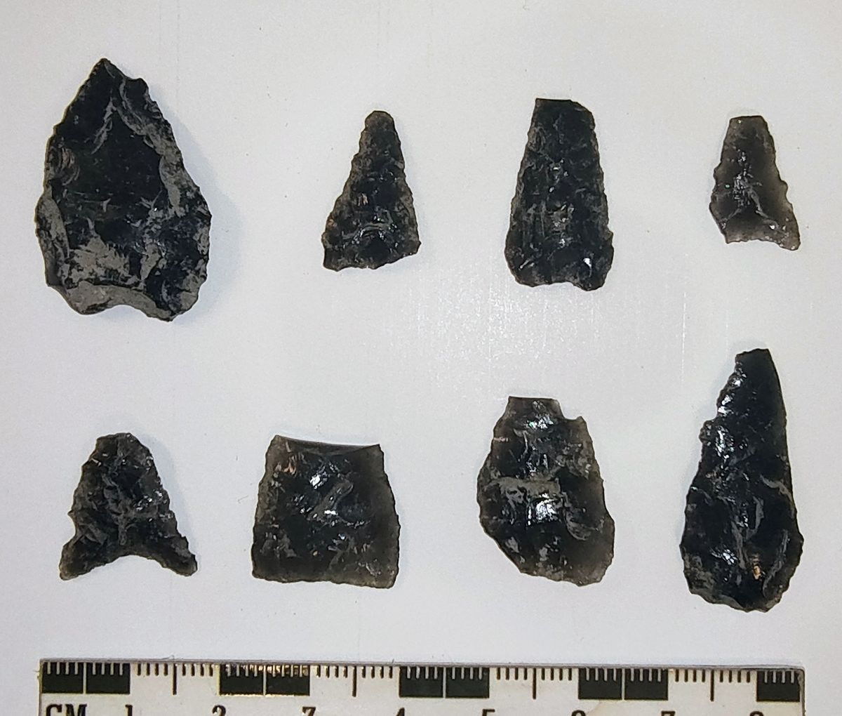 Puntas de obsidiana encontradas en El Azufre. Se cree que además de su uso práctico el material tenía connotaciones espirituales. Puntas de obsidiana encontradas en El Azufre. Se cree que además de su uso práctico el material tenía connotaciones espirituales.