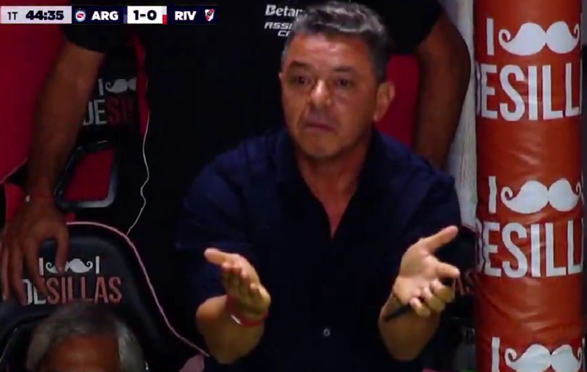 Marcelo Gallardo vio la roja durante el primer tiempo del partido ante Argentinos.