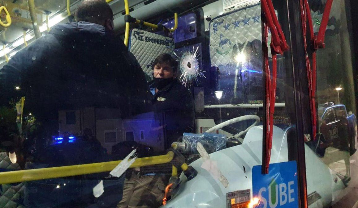 Una policía mató a un chico de 15 años que se subió a robar a un micro