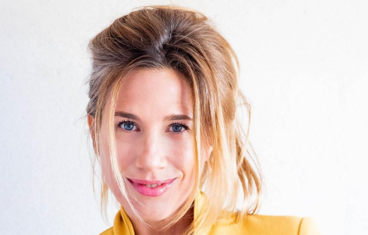 A sus 44, Alina Moine se muestra en bikini culotte ultra audaz desde la pileta y paraliza l