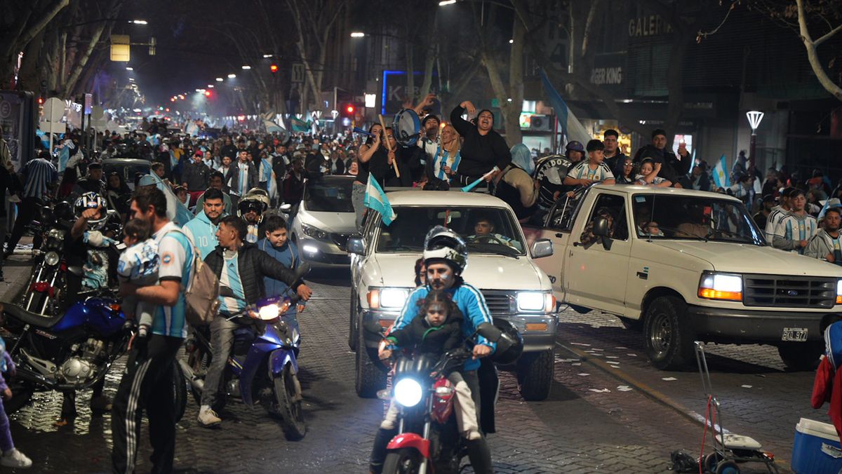 Emoción en Mendoza por el triunfo de la Selección Argentina contra Inglaterra.