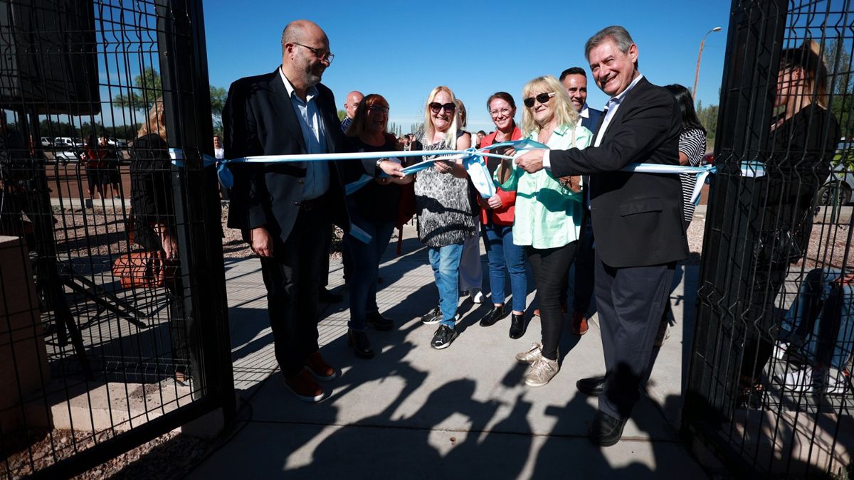 Apertura. Omar Félix corta las cintas para inaugurar el nuevo complejo veterinario en San Rafael.
