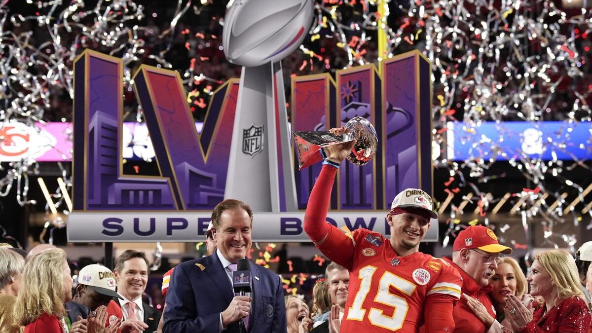 Patrick Mahomes de Kansas City Chiefs fue elegido como el jugador MVP del LVIII Superbowl de la NFL.