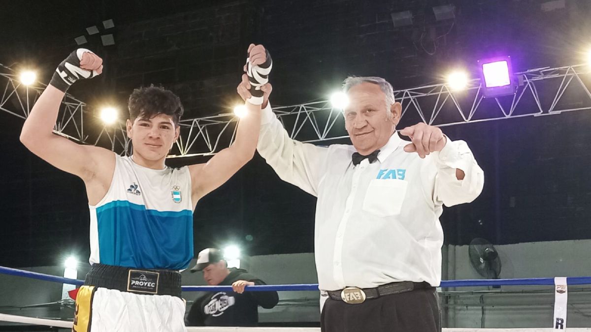 El juninense Giuliano Jofré logró un ajustado triunfo en una gran pelea contra el lasherino Ángel Naranjo, abriendo la segunda noche del Guantes de oro 2024. El juninense Giuliano Jofré logró un ajustado triunfo en una gran pelea contra el lasherino Ángel Naranjo, abriendo la segunda noche del Guantes de oro 2024.
