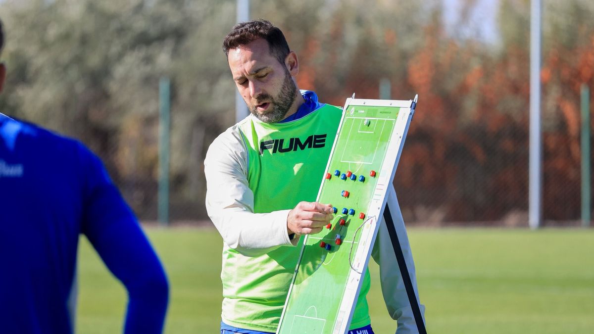 Pablo De Muner, el entrenador de Godoy Cruz con una pizarra trabajó junto a sus jugadores en Coquimbito.