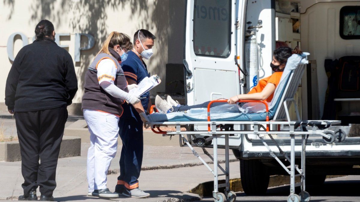Arman carpa para guardia Covid-19 en el Hospital El Carmen