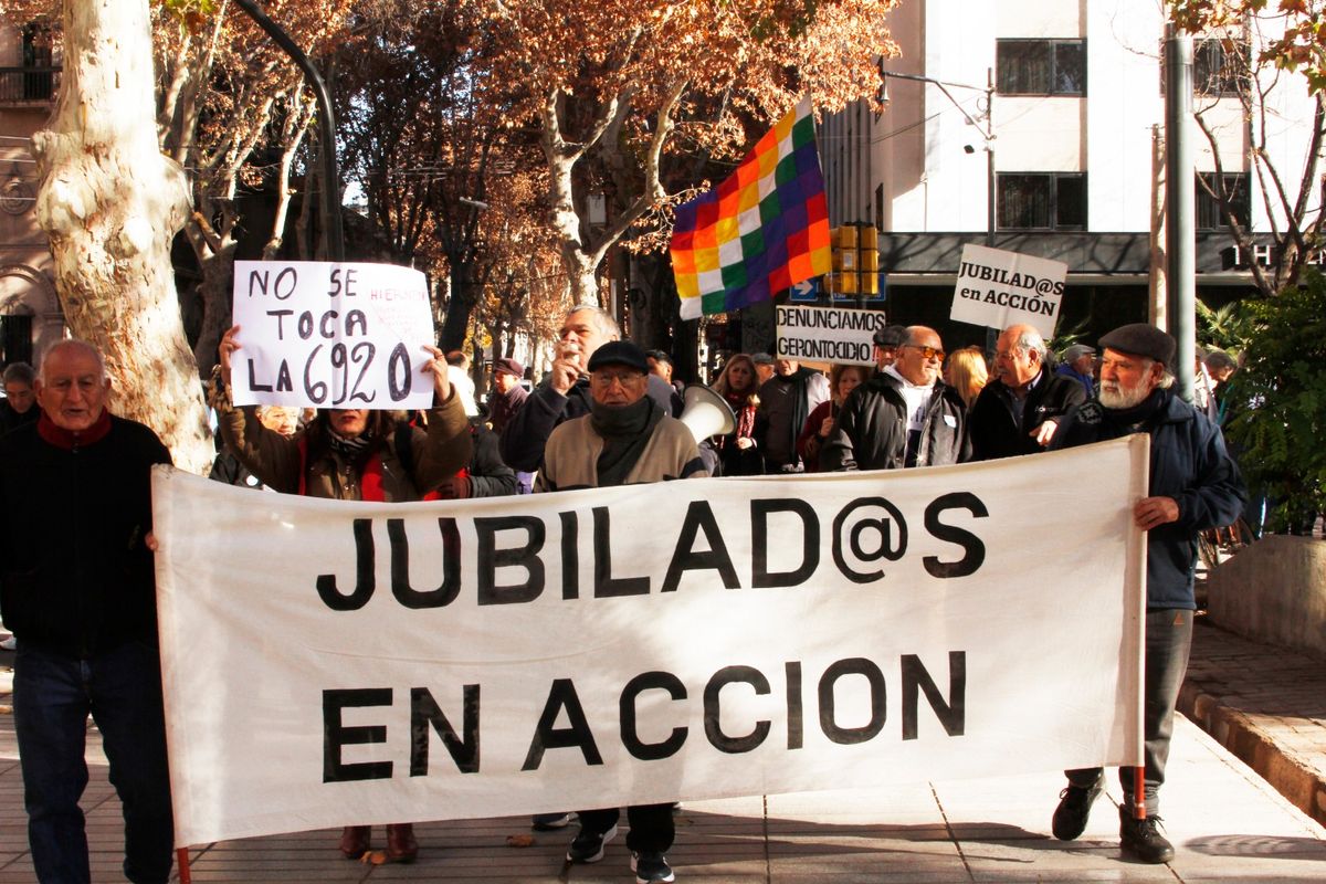 Los jubilados reclamaron contra el titular del PAMI Mendoza. Foto gentileza Miguel Cicconi.