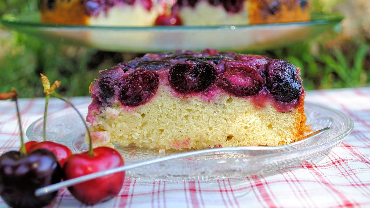 La receta de torta invertida de guindas o cerezas es especial para sorprender a la familia con algo bien rico. La receta de torta invertida de guindas o cerezas es especial para sorprender a la familia con algo bien rico.