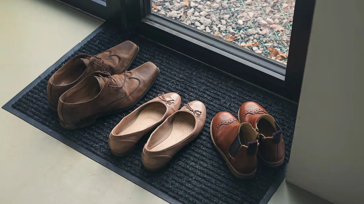 Quitarse los zapatos al llegar a casa: por qué recomiendan hacerlo y qué significa Quitarse los zapatos al llegar a casa: por qué recomiendan hacerlo y qué significa