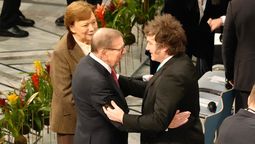 El presidente Javier Milei llegó a la ceremonia de entrega del Premio Nobel de la Paz a María Corina Machado en el Ayuntamiento de Oslo, Noruega.&nbsp;