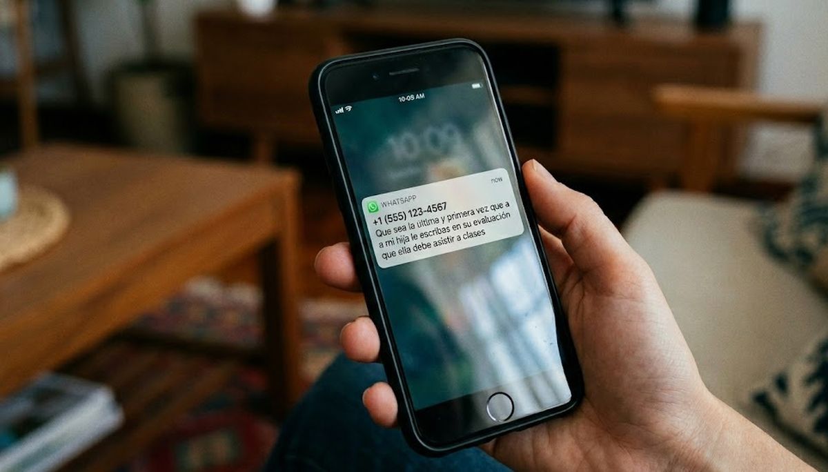 La docente recibió un mensaje perturbador en su teléfono.