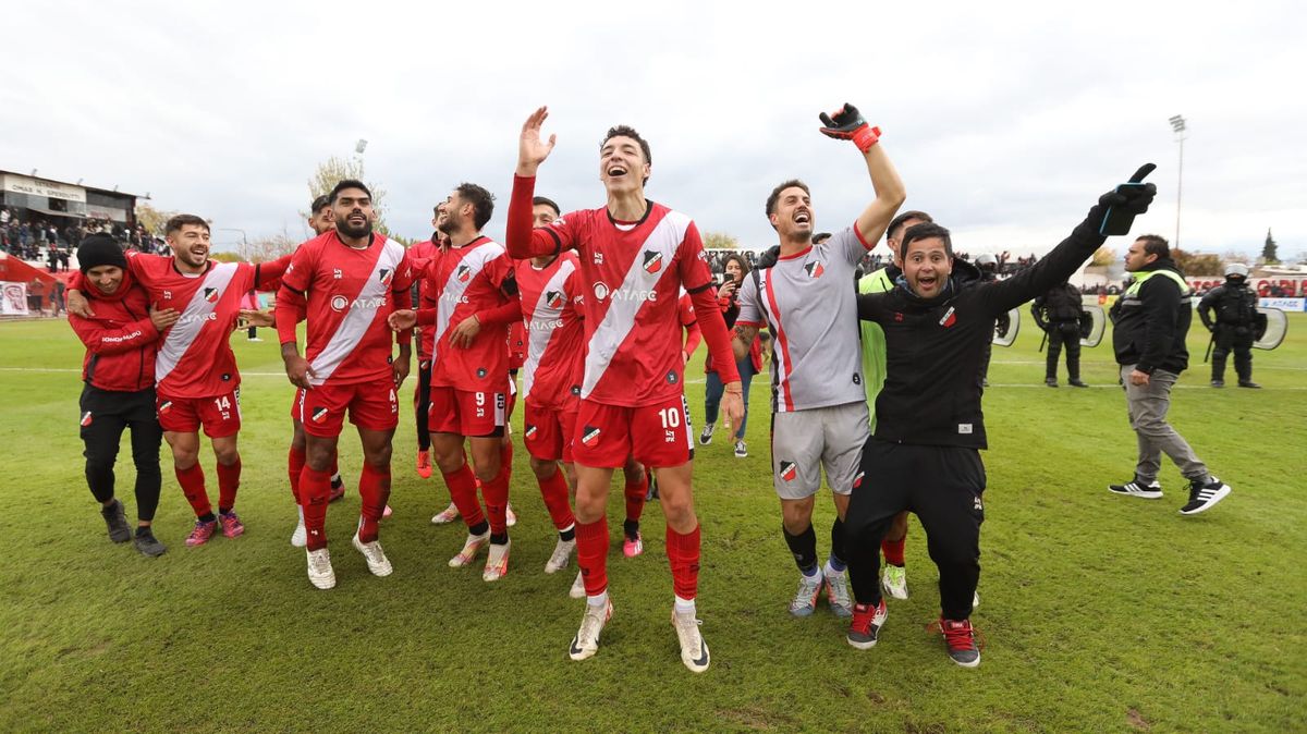 Los jugadores del Deportivo Maipú festejaron el triunfazo ante Ferro con sus simpatizantes. Los jugadores del Deportivo Maipú festejaron el triunfazo ante Ferro con sus simpatizantes.