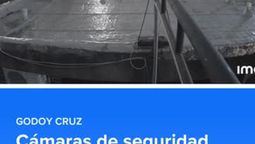 camaras de seguridad captaron a delincuentes caminando por los techos