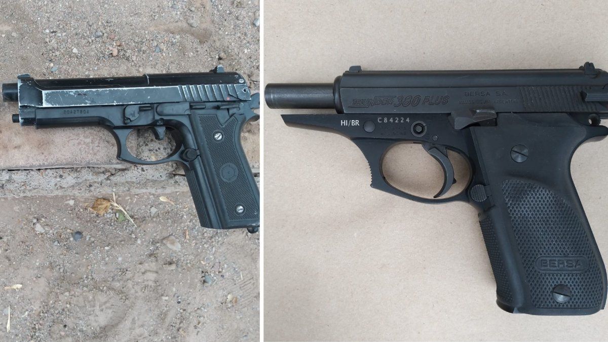 A la izquierda la pistola réplica que utilizó el menor; a la derecha la Bersa 380 del propietario del lugar.