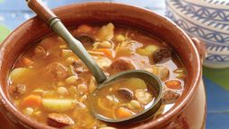 Prepara cocido madrileño, la receta de España que no falta sobre la mesa y lleva muchas verduras.