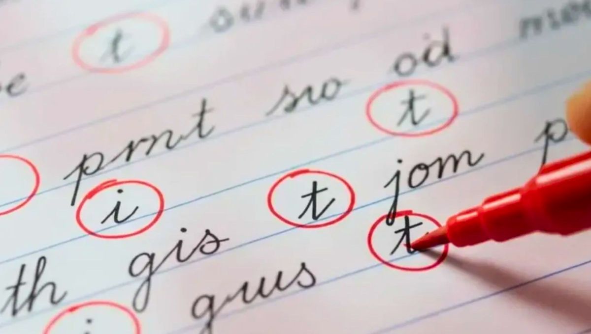 Quien escribe con la letra inclinada hacia la derecha tiene una personalidad única: qué significa. Fuente Gemini
