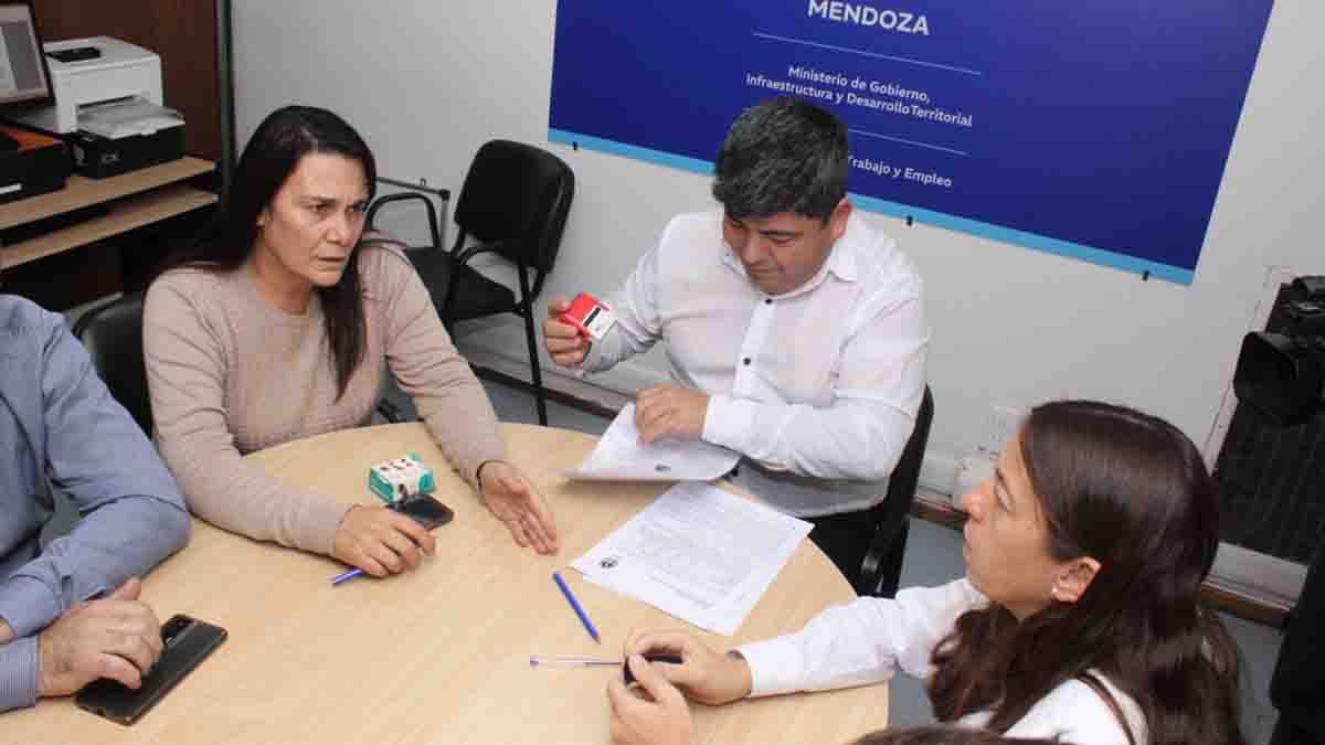 Carina Sedano, del SUTE, escucha las propuestas. Las bajarán a las bases. Carina Sedano, del SUTE, escucha las propuestas. Las bajarán a las bases.