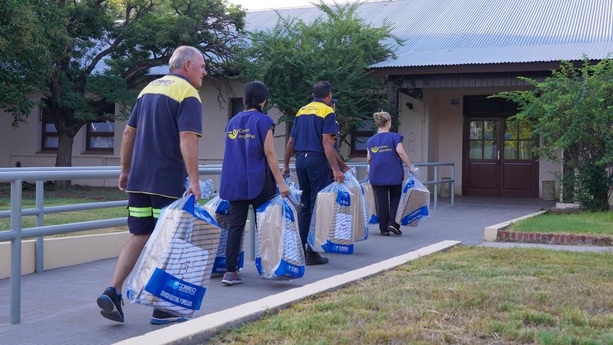 El operativo para el balotaje incluye el armado y repliegue de cuartos oscuros móviles, la entrega de nombramientos y acuses de recibo, la recepción y logística de boletas para votar. El operativo para el balotaje incluye el armado y repliegue de cuartos oscuros móviles, la entrega de nombramientos y acuses de recibo, la recepción y logística de boletas para votar.