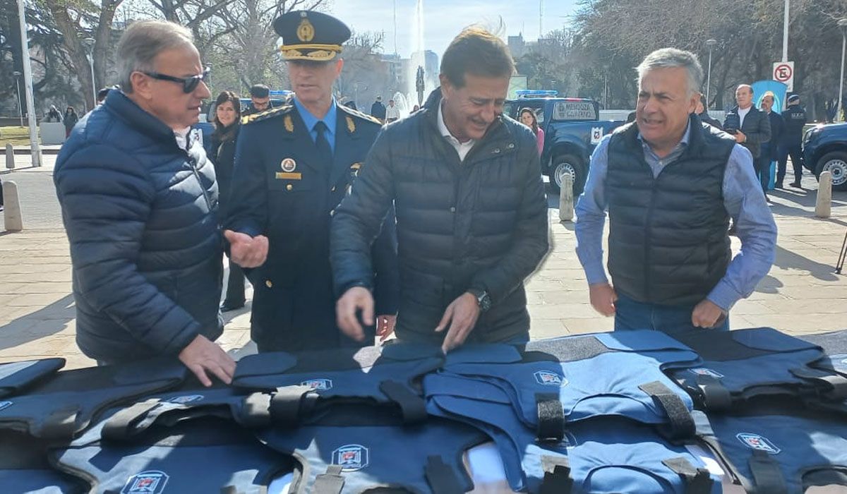 En julio de 2023 el ex gobernador Rodolfo Suarez hizo entrega chalecos antibalas a la Policía de Mendoza. Alfredo Cornejo estuvo presente en el acto. En julio de 2023 el ex gobernador Rodolfo Suarez hizo entrega chalecos antibalas a la Policía de Mendoza. Alfredo Cornejo estuvo presente en el acto.