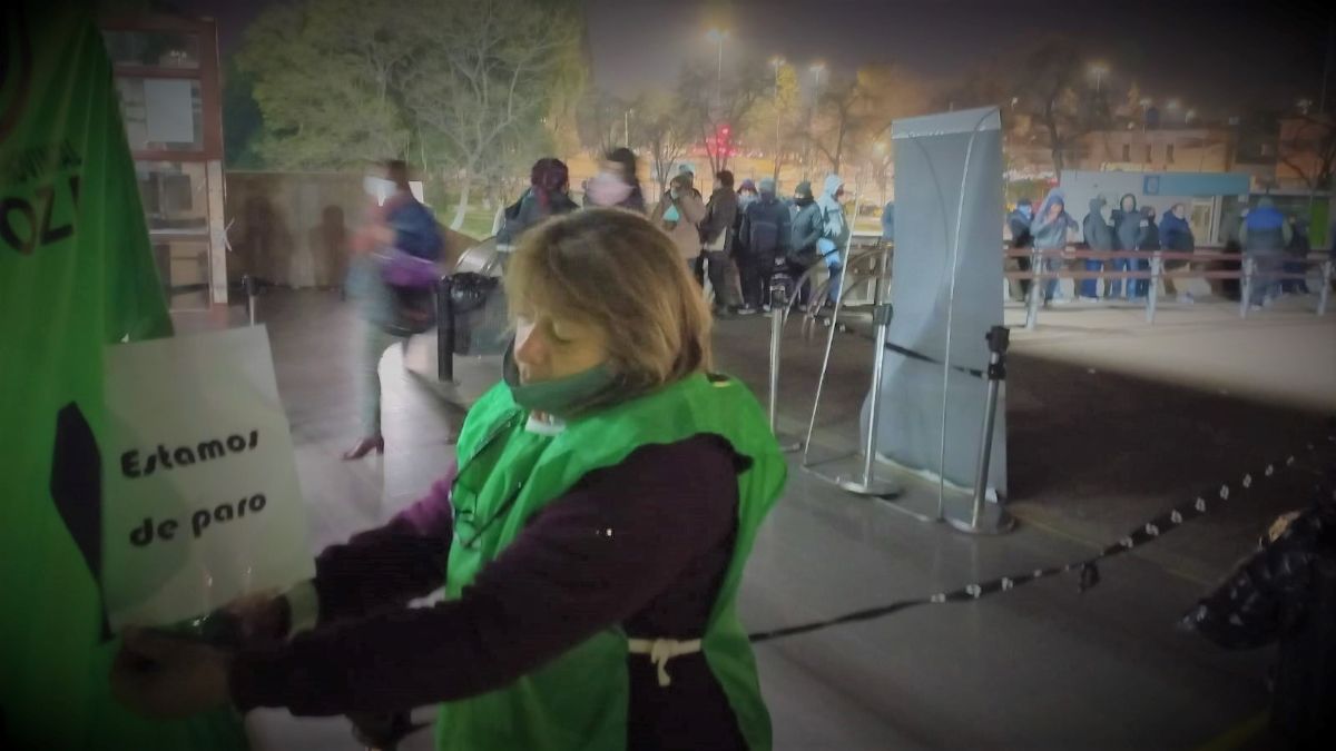 El Régimen 15 de trabajadores representados por ATE adhirió y se manifestó en la explanada del Central. De todas maneras, el hospital está recibiendo pacientes con normalidad.