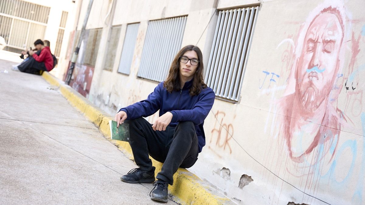 El joven escritor mendocino lanzó su primer libro de cuentos bajo el sello editorial de su padre, Alejandro Frias. El joven escritor mendocino lanzó su primer libro de cuentos bajo el sello editorial de su padre, Alejandro Frias.