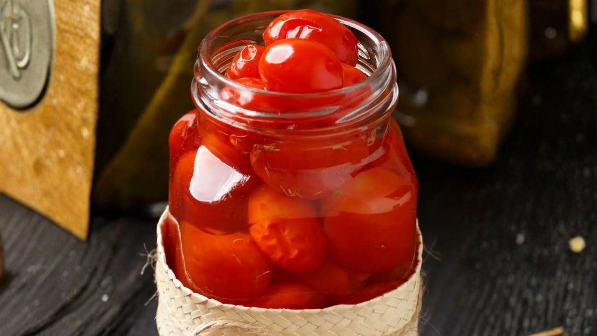 Tomates confitados en conserva: la receta fácil y con 5 ingredientes para realzar tus platos todo el año