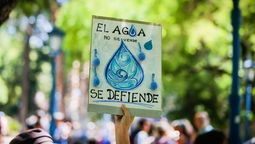 Tras la marcha antiminera que llegó a la Legislatura, un grupo de manifestantes acudió a escrachar la casa del diputado Mauricio Torres, que está casado con una de las hermanas de Alfredo Cornejo. Tras la marcha antiminera que llegó a la Legislatura, un grupo de manifestantes acudió a escrachar la casa del diputado Mauricio Torres, que está casado con una de las hermanas de Alfredo Cornejo.