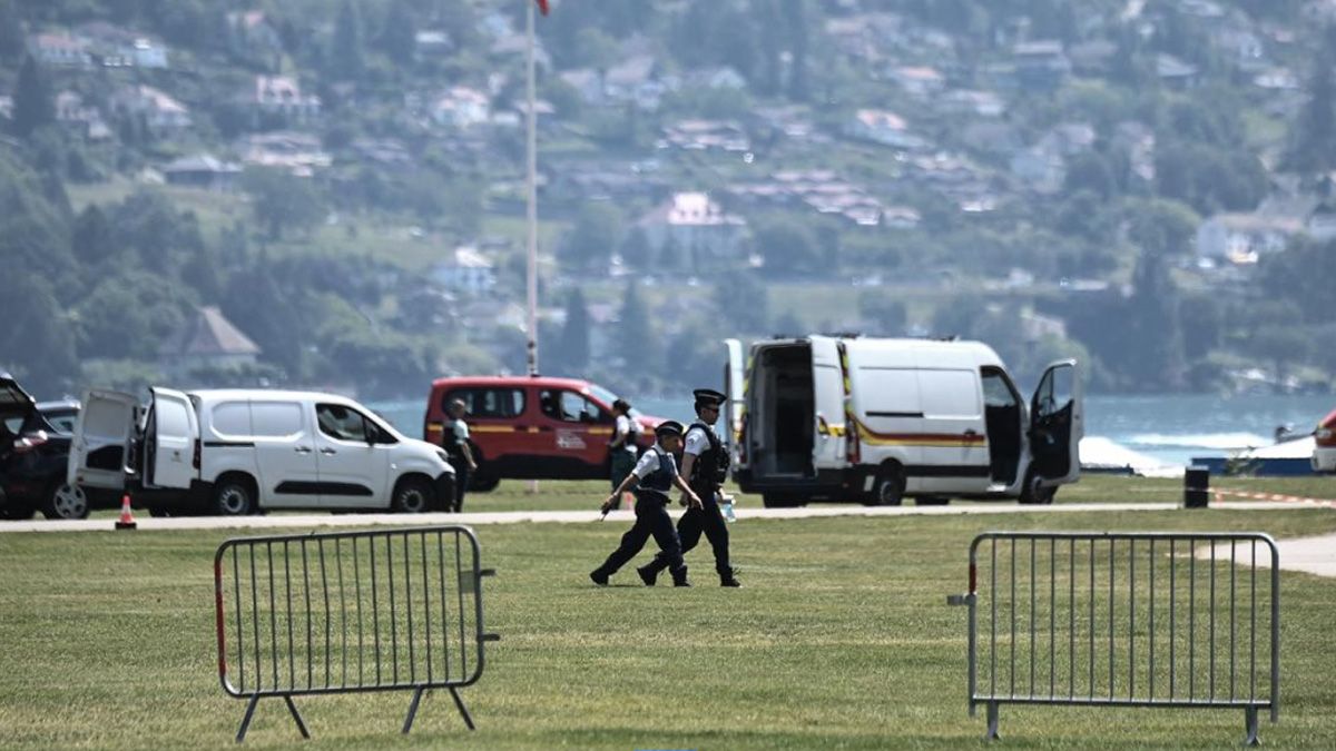 Pánico en Francia: un hombre atacó a cuchillazos a seis personas, cuatro de ellos niños Pánico en Francia: un hombre atacó a cuchillazos a seis personas, cuatro de ellos niños