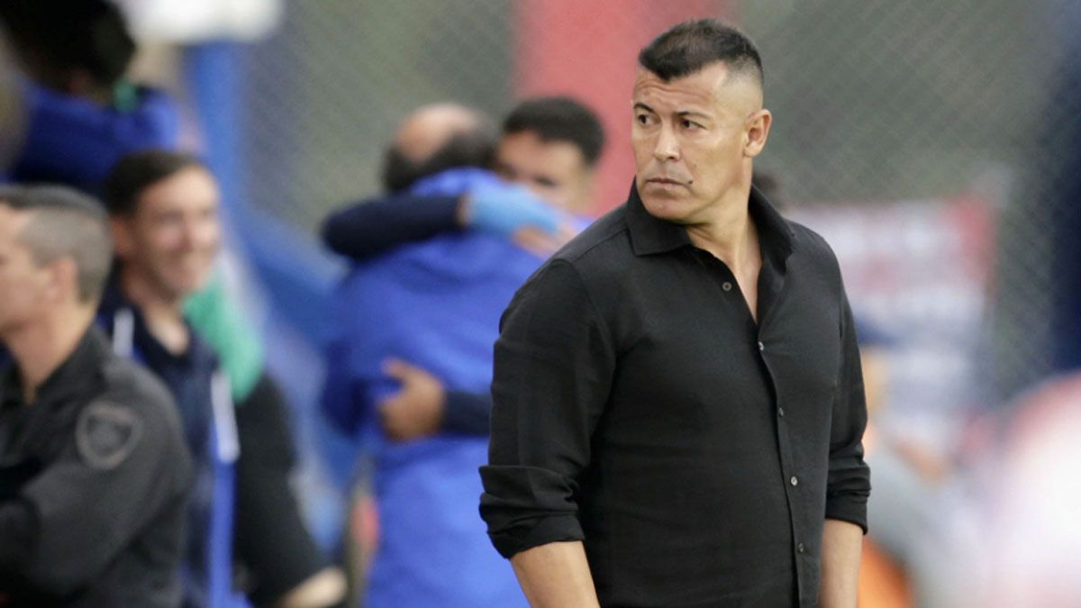 Jorge Almirón tuvo que rearmar la defensa en su debut en Boca