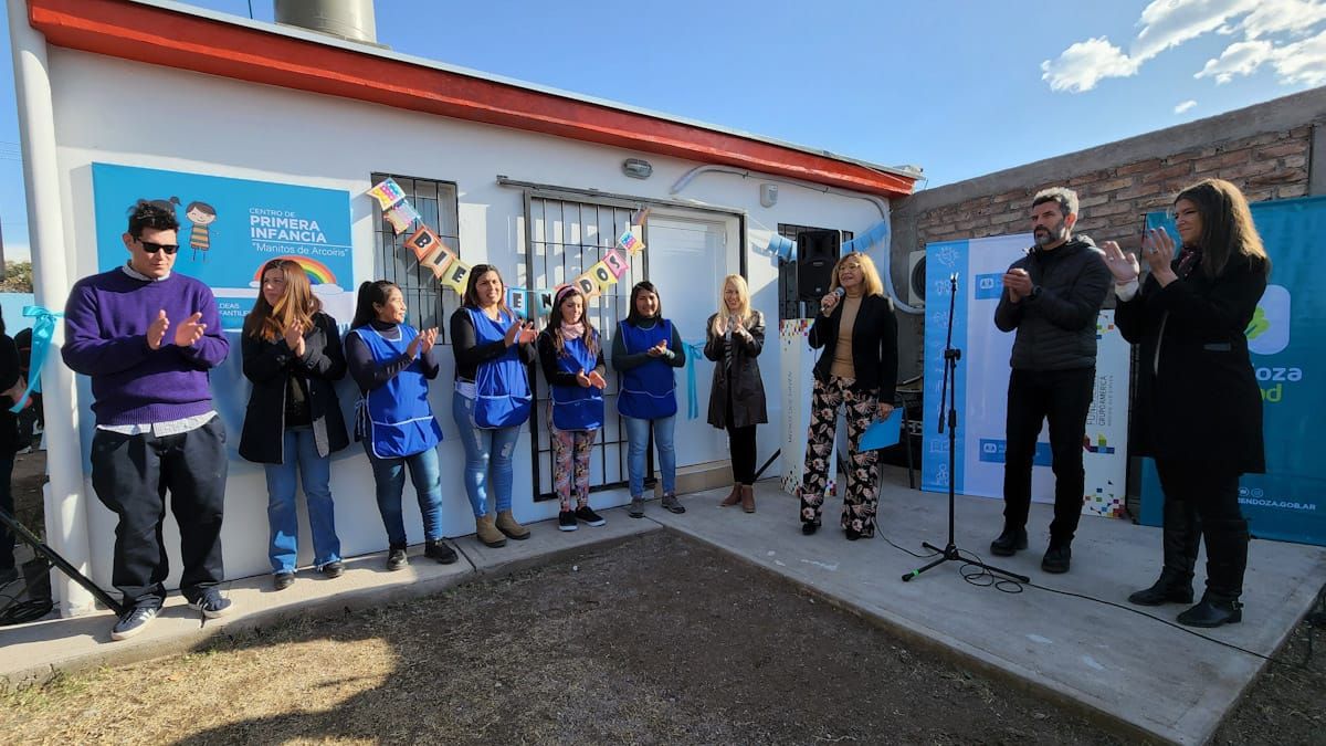 Autoridades de Aldeas Infantiles, Fundación Grupo América y la Ciudad de Mendoza junto a integrantes de la comunidad participaron de la inauguración.
