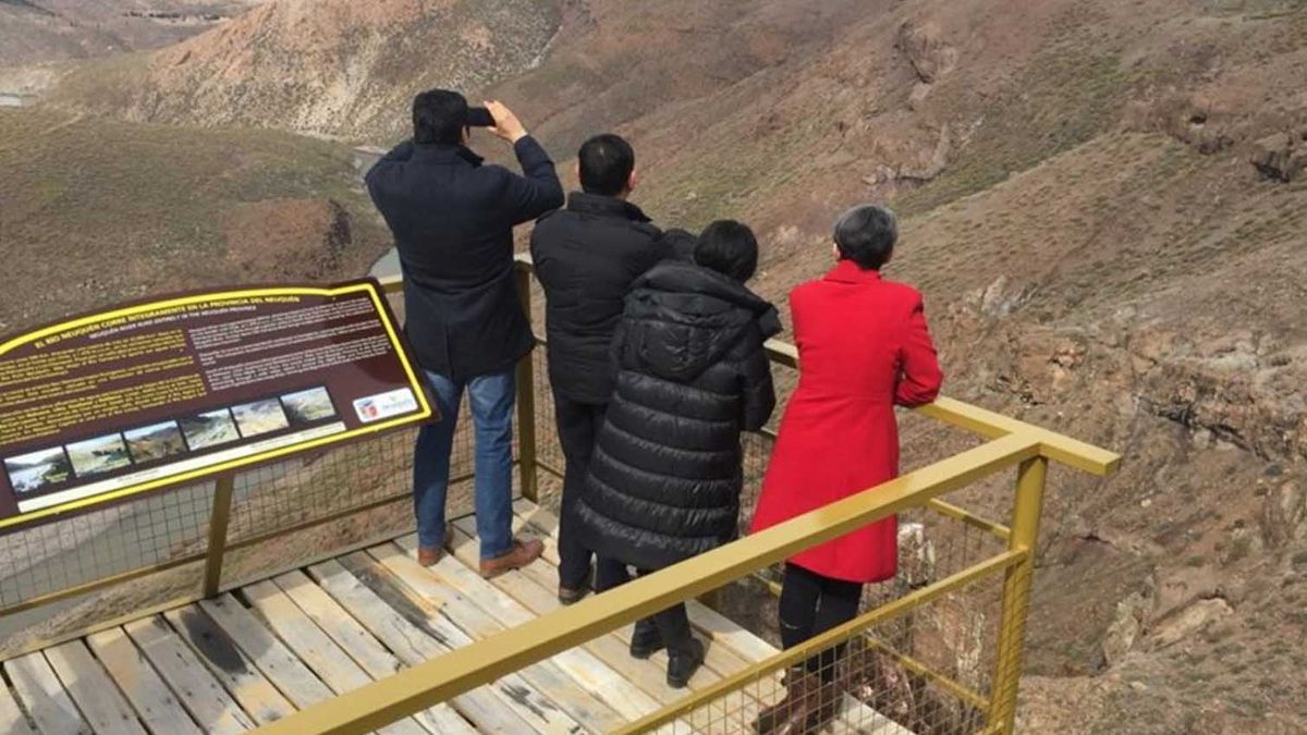 Desde lo alto se puede apreciar una vista espectacular del paisaje del Mirador de La Puntilla, en la localidad neuquina de Las Ovejas Desde lo alto se puede apreciar una vista espectacular del paisaje del Mirador de La Puntilla, en la localidad neuquina de Las Ovejas