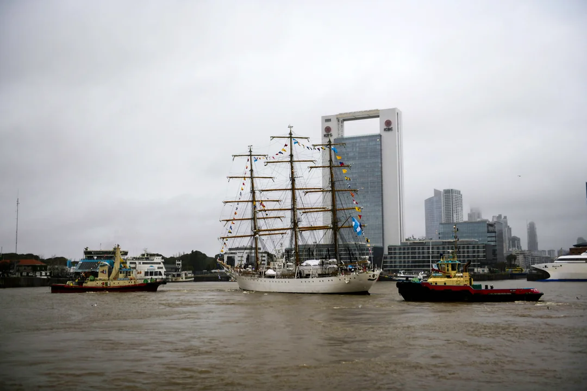 Participan de esta partida 174 efectivos, 27 jefes y oficiales, y 64 cadetes. Participan de esta partida 174 efectivos, 27 jefes y oficiales, y 64 cadetes.