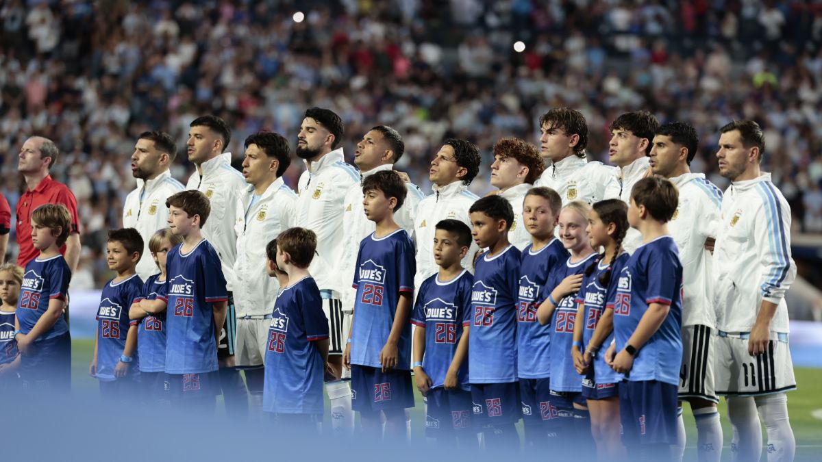 La formación inicial de la Selección Argentina cantando el himno nacional -esta vez sin "versión de Los Palmeras"-. La formación inicial de la Selección Argentina cantando el himno nacional -esta vez sin "versión de Los Palmeras"-.