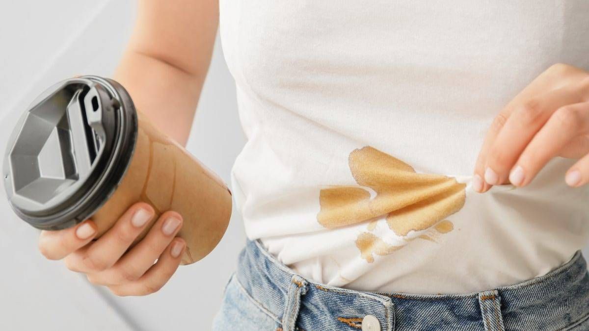 Elimina las manchas de café de la ropa en pocos segundos con estos trucos