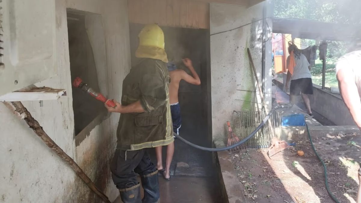 Bomberos trabajó para sofocar el incendio en la casa. Bomberos trabajó para sofocar el incendio en la casa.