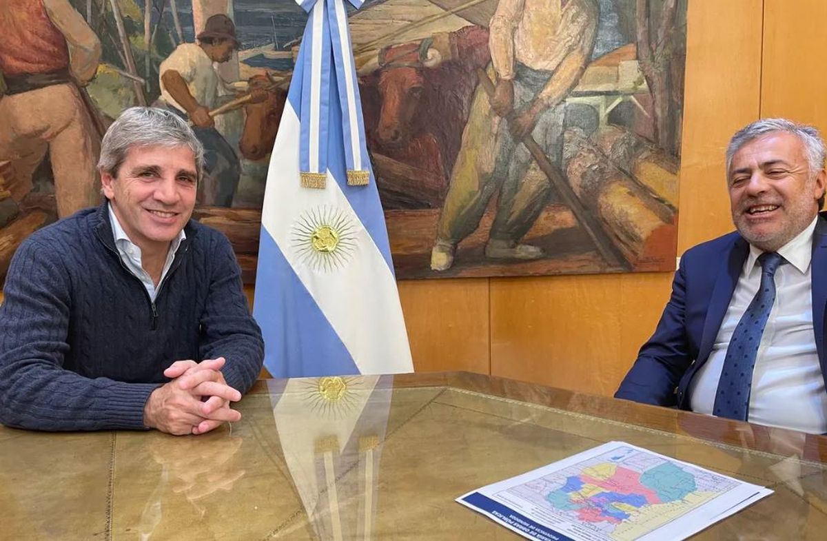 El ministro de Economía de la Nación, Luis Caputo, y el gobernador de Mendoza, Alfredo Cornejo. El ministro de Economía de la Nación, Luis Caputo, y el gobernador de Mendoza, Alfredo Cornejo.