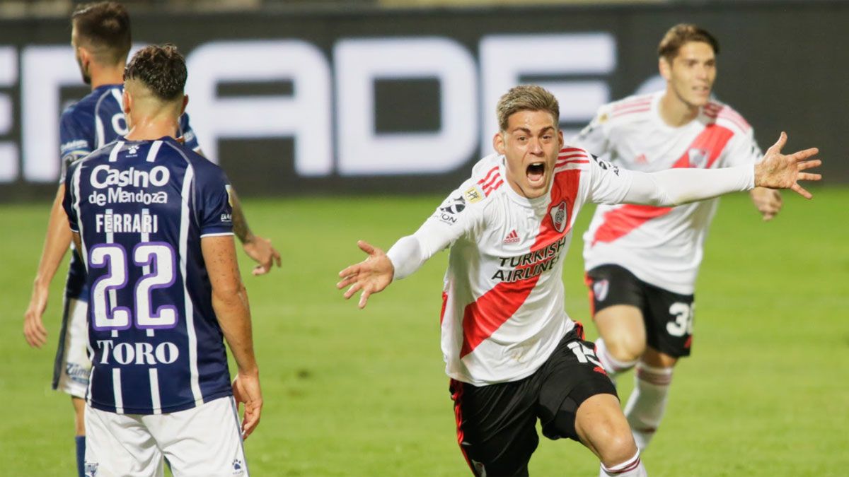 El pibe Girotti se ganó la ovación de sus compañeros con el gol del triunfo. Foto: Marcelo Aguilar (ARGRA).
