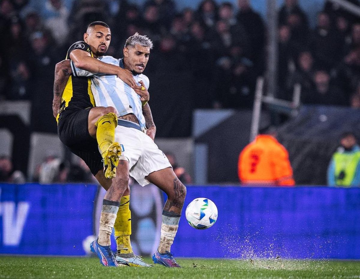 El partido se jugó fuerte dentro y fuera de la cancha.