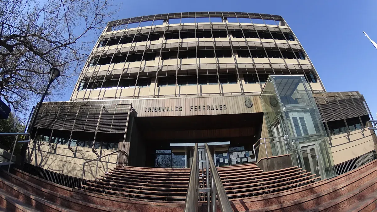 El edificio central de la Justicia Federal de Mendoza