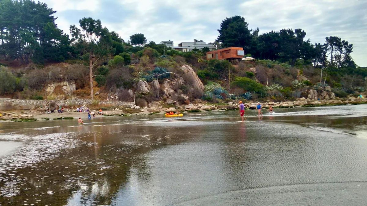 El pueblo está siendo visitado cada vez por más turistas. El pueblo está siendo visitado cada vez por más turistas.