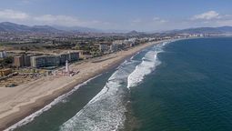 Borde Costero La Serena y Coquimbo: Unos 14 kilómetros de costa tienen las ciudades de La Serena y Coquimbo, concentrando la alta cantidad de visitantes que llegan a la región. Otros balnearios importantes son Punta de Choros en La Higuera, Agua Dulce en Canela, y Pichidangui en Los Vilos.&nbsp;