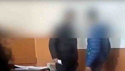 Video: un alumno de 14 años golpeó a su profesor por un celular