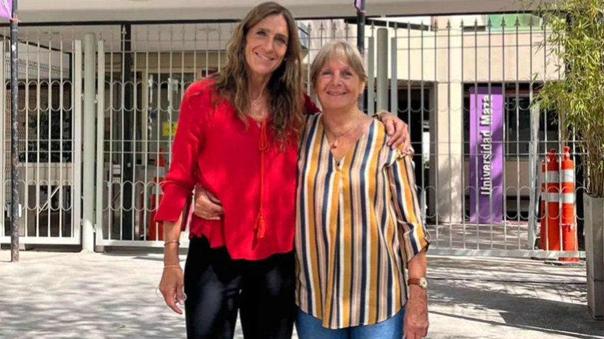 Laura junto a su mamá en la puerta de la Universidad Maza.